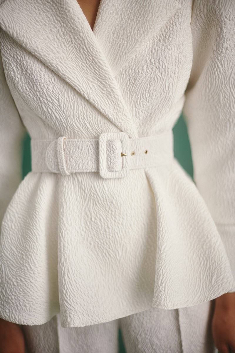 comprar online traje de novia brocado blanco con palazzo y chaqueta con volante y cinturon 