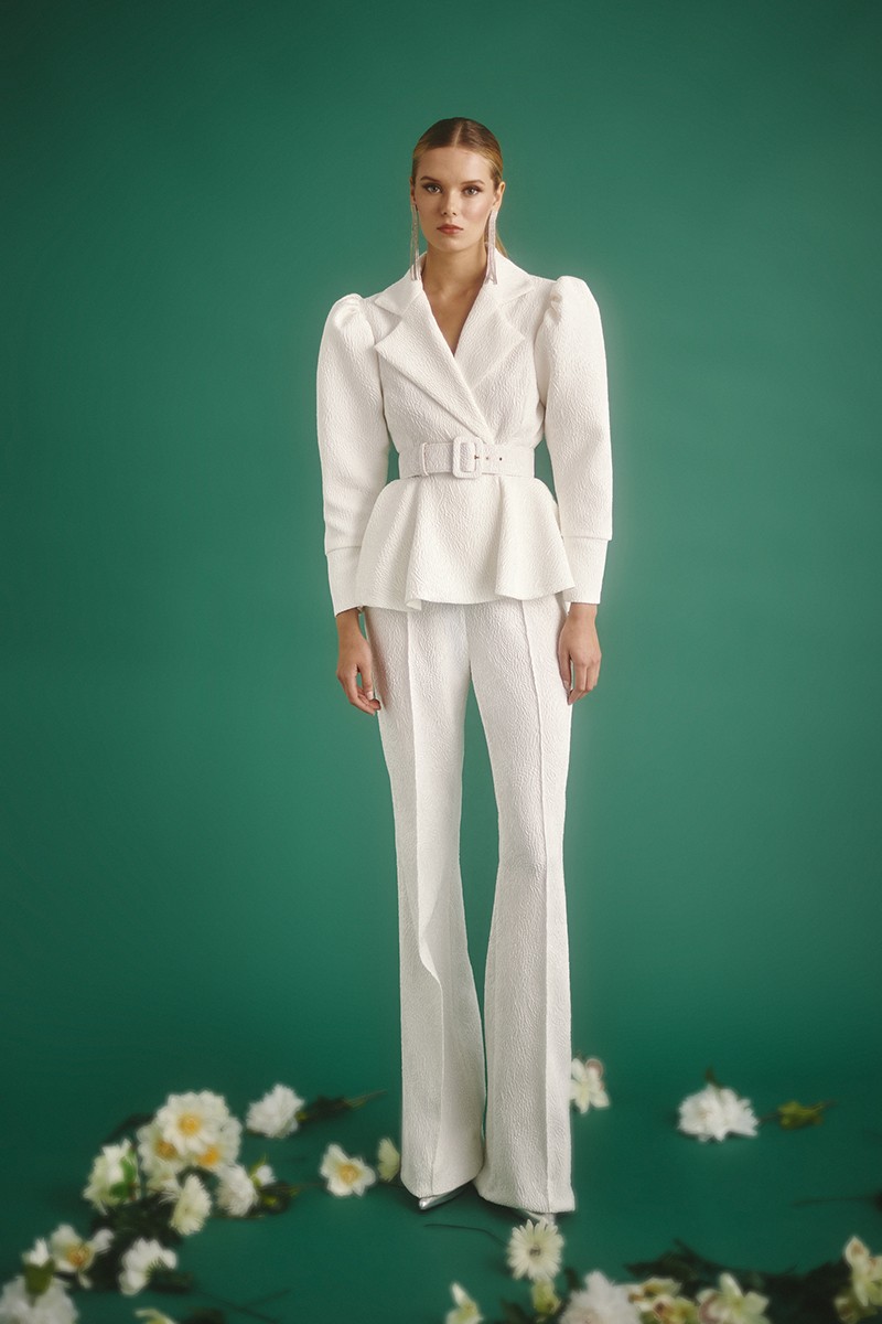 comprar online traje de novia Jacquard brocado blanco con palazzo y chaqueta con volante y cinturon 