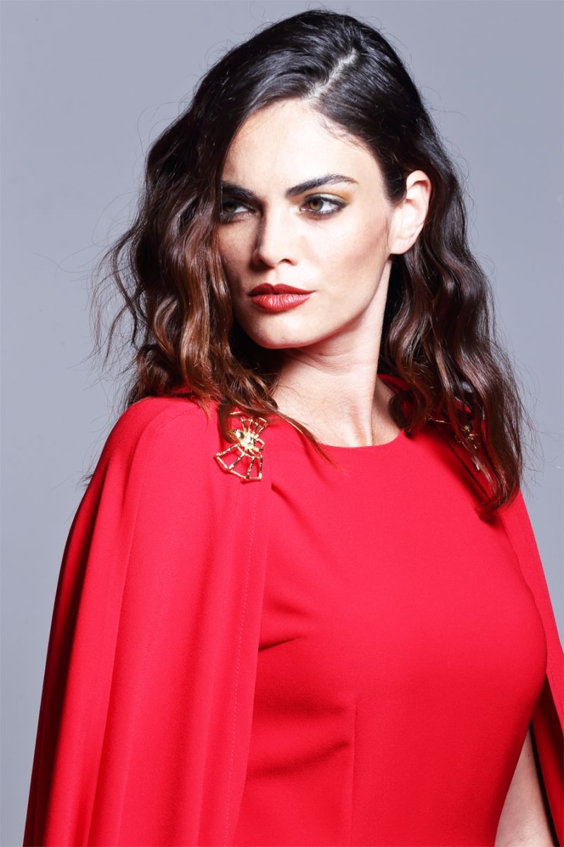 vestido de fiesta rojo con capa y broches dorados para invitadas primavera verano bodas bautizos eventos fiestas nochevieja de apparentia