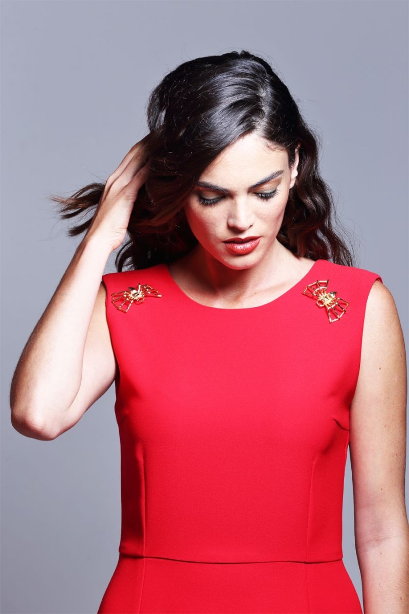 vestido de fiesta rojo con capa y broches dorados para invitadas primavera verano bodas bautizos eventos fiestas de apparentia