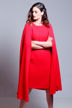 vestido rojo de fiesta con capa y broches dorados de otoño invierno para bodas fiestas eventos coctel bautizos de apparentia