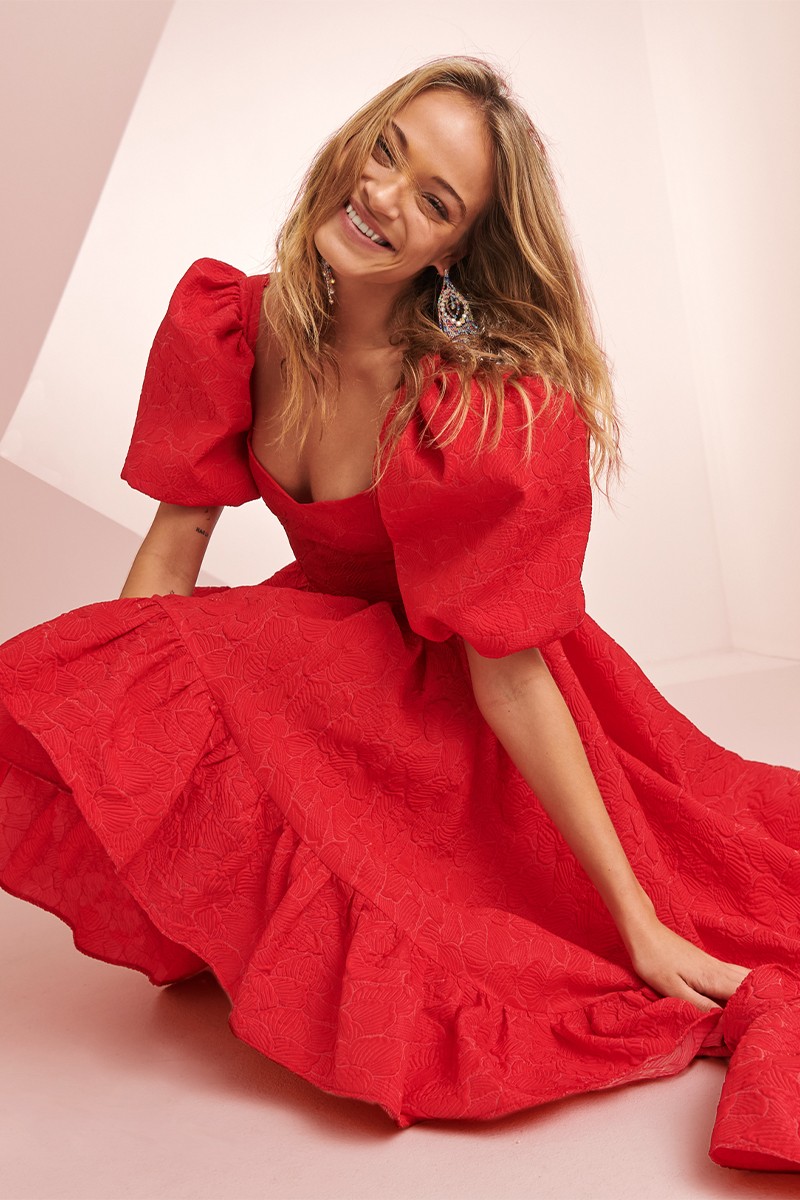 shopping vestido brocado rojo para invitadas a boda de dia, graduacion, evento, compra online, espalda