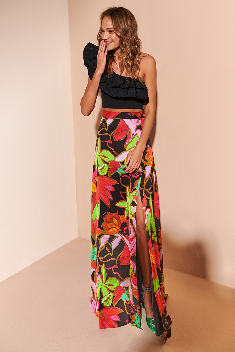 Comprar online falda larga con abertura en crepe negro con flores colores para invitada de boda comunion bautizo fiesta verano 2023