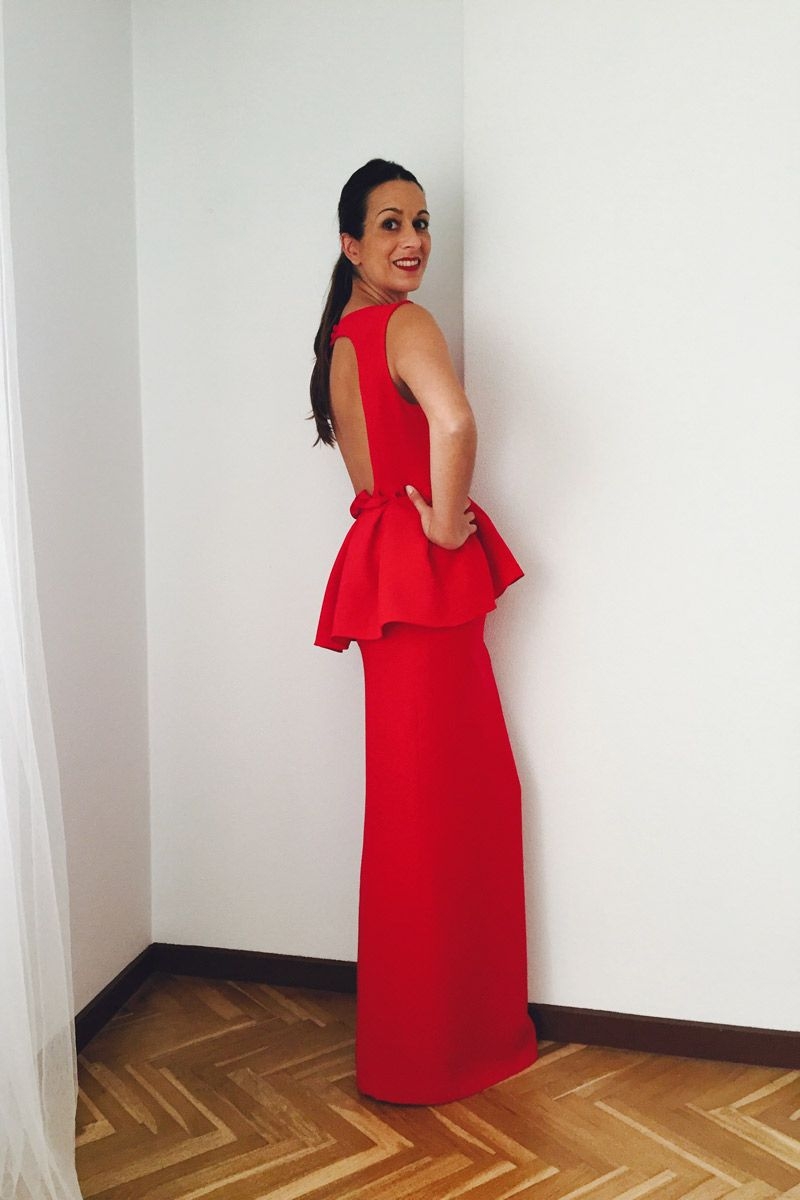 vestido de fiesta rojo largo con volante peplum y escote en la
