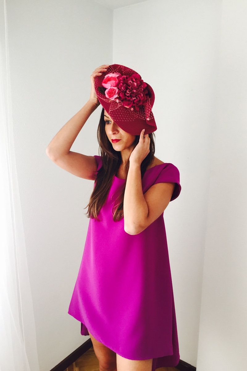 vestido de vuelo de fiesta morado con escote en la espalda