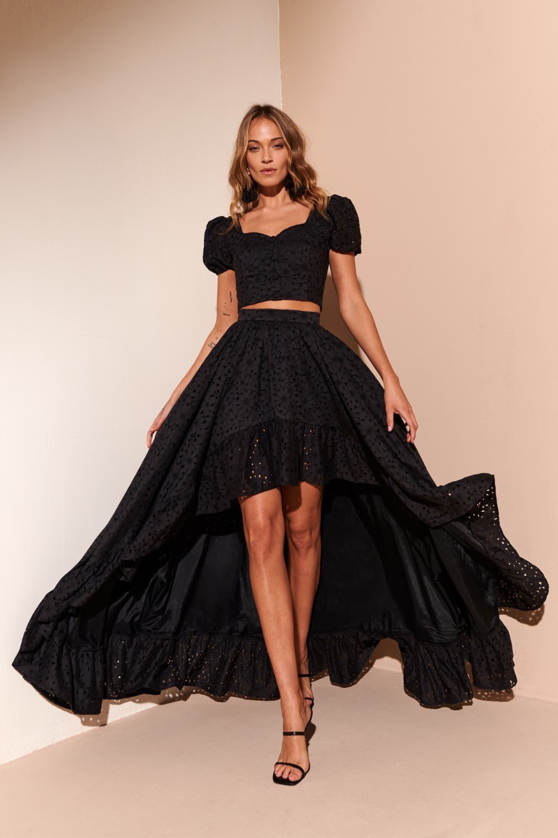 Shop online summer guest conjunto de top abullonado  y falda larga asimétrica con volante  troquelada negro