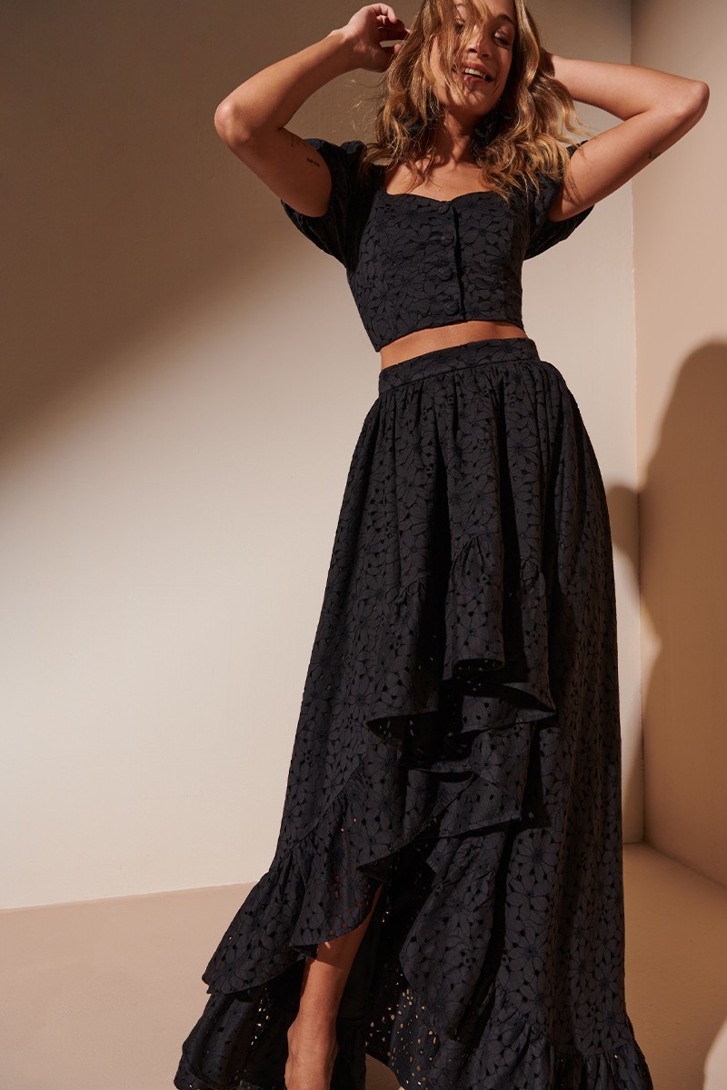 Shop online conjunto de top abullonado  y falda larga asimétrica con volante  troquelada negro