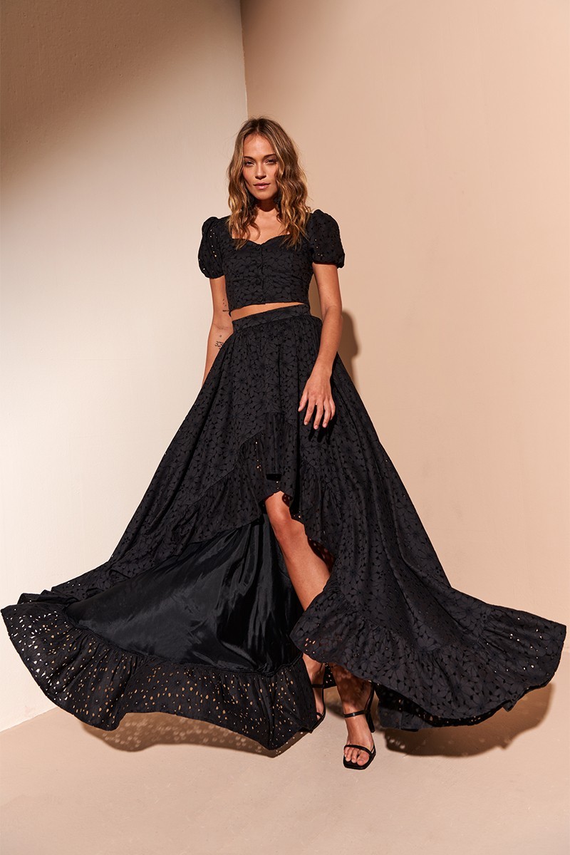 Comprar online conjunto de top abullonado  y falda larga asimétrica con volante  troquelada negro 