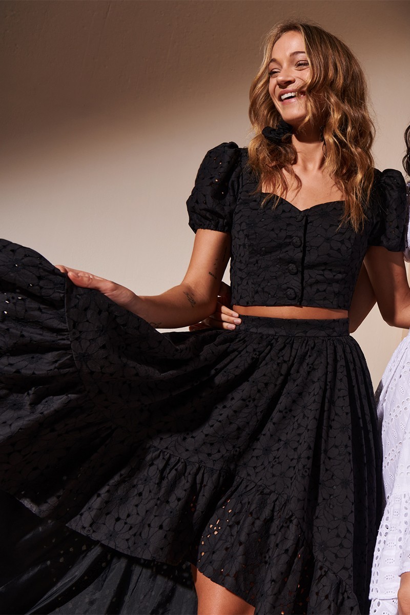Conjunto de top abullonado  y falda larga asimétrica con volante  troquelada negro para invitada de boda verano 2023