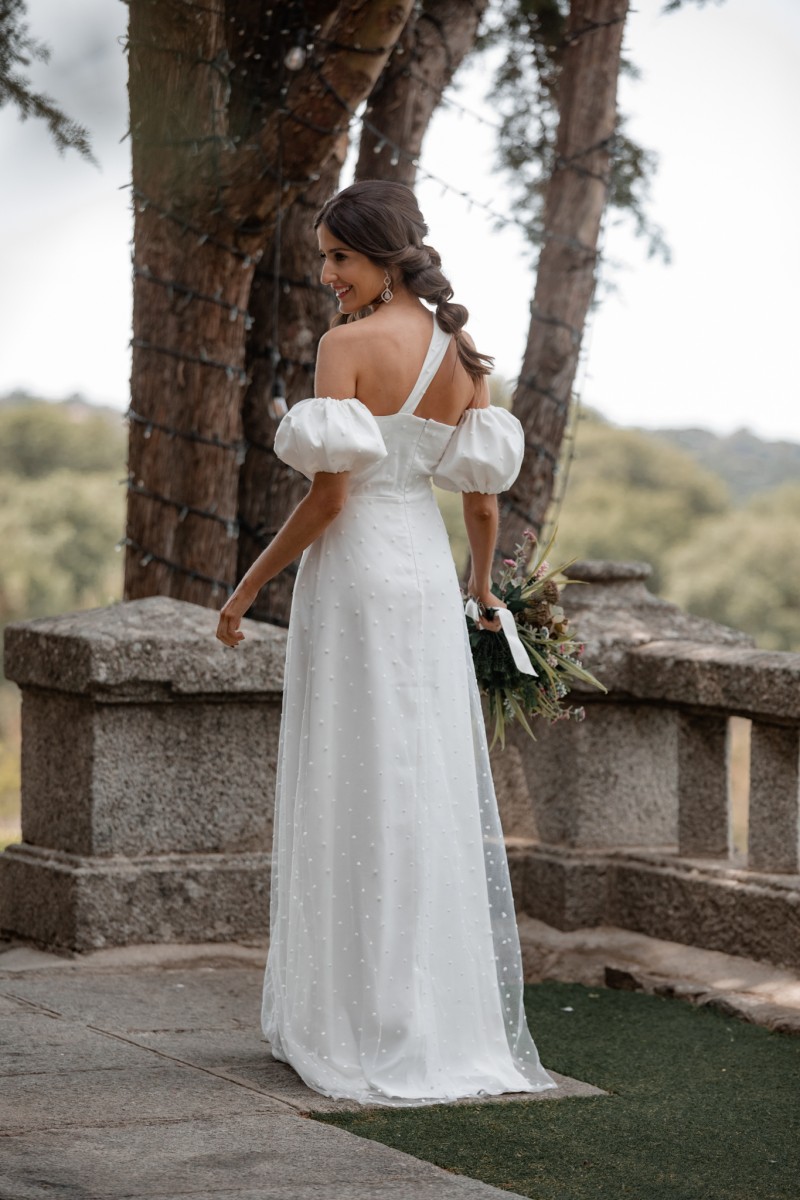 Invitada perfecta sandra majada con vestido largo blanco para novia civil para novia civil,  madre de bautizo o comunion de apparentia