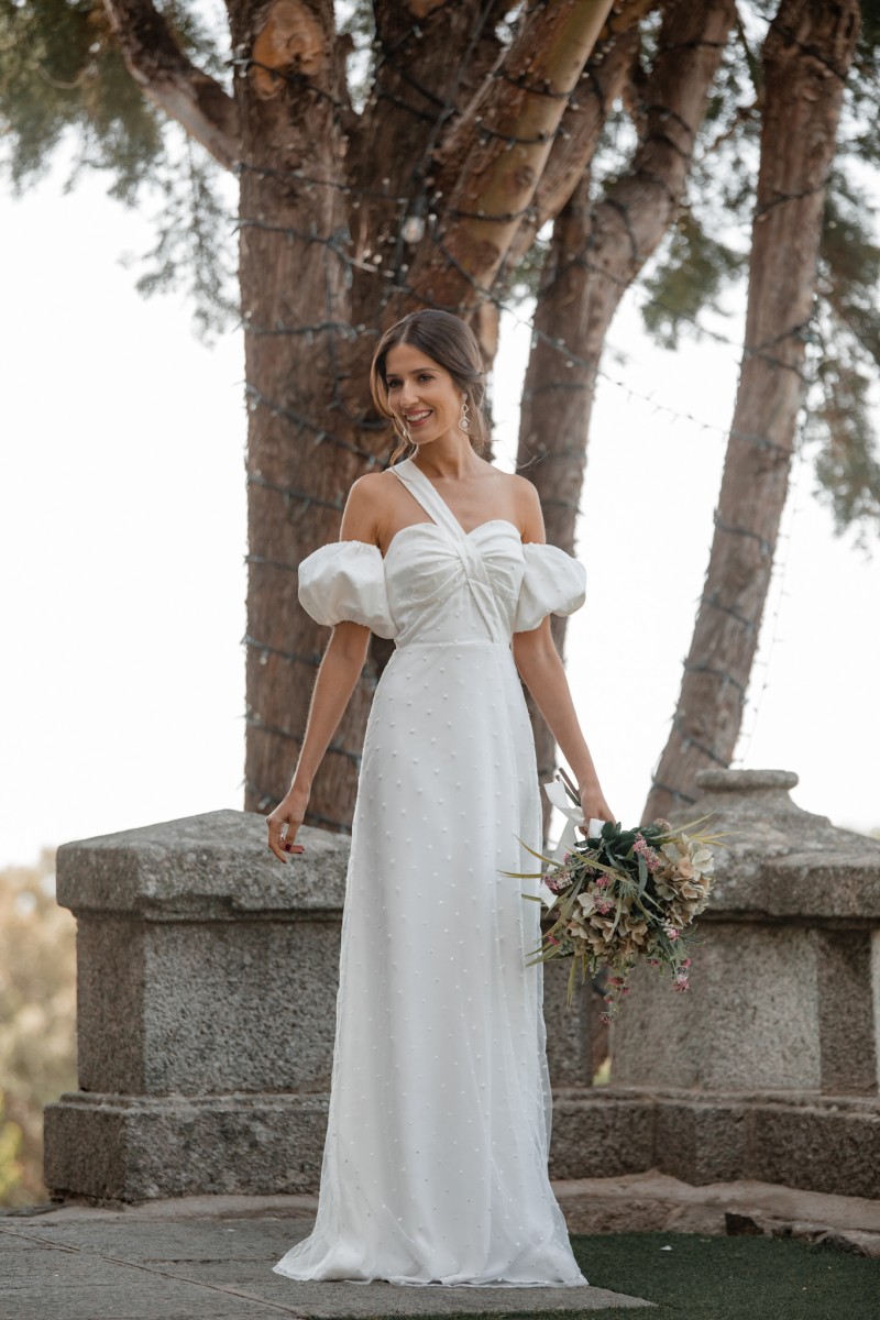 vestido blanco largo de plumetti con manguitos para novia civil para novia civil,  madre de bautizo o comunion de apparentia