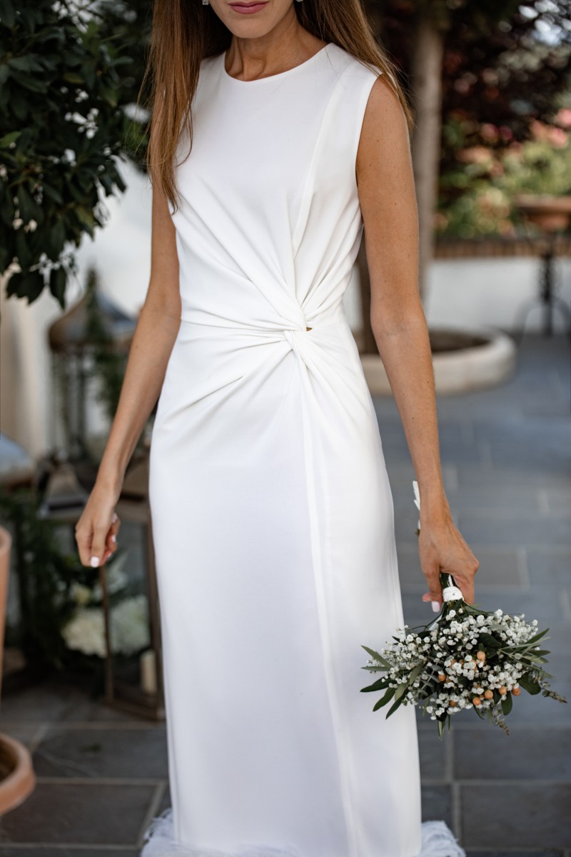 vestido fruncido blanco vestido de crepe con pluma en color blanco para invitadas boda comunion bautizo fiesta graduacion, mama de comunion, mama de bautizo