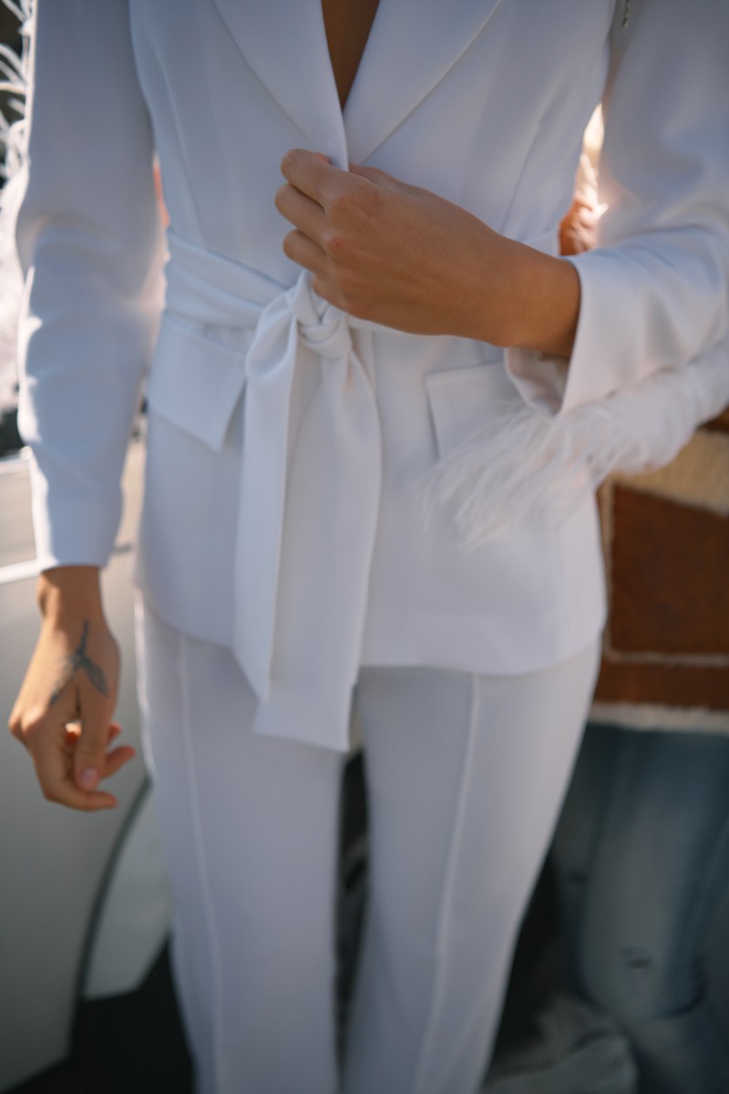 novia civil chaqueta blazer con plumas en color blanco para invitadas boda comunion bautizo fiesta graduacion, mama de comunion, mama de bautizo