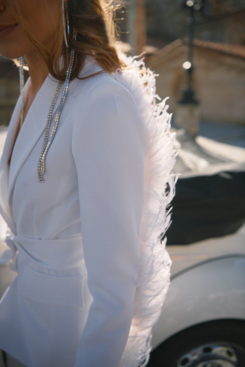 shop novia civil chaqueta blazer con plumas en color blanco para invitadas boda comunion bautizo fiesta graduacion