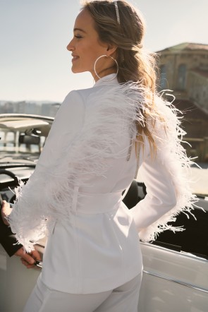 comprar novia civil chaqueta blazer con plumas en color blanco para invitadas boda comunion bautizo fiesta graduacion