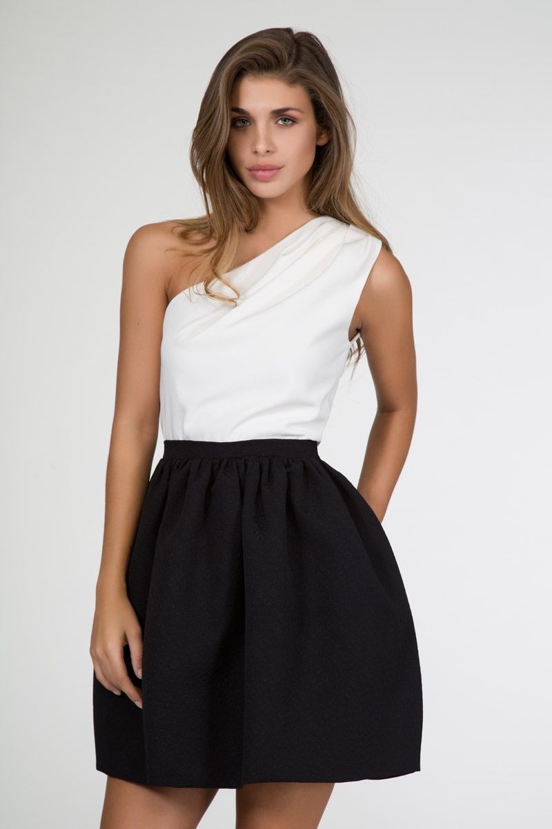 vestido blanco y negro de fiesta asimetrico con falda de vuelo para bodas eventos coctel nochevieja fiestas de daluna en apparentia