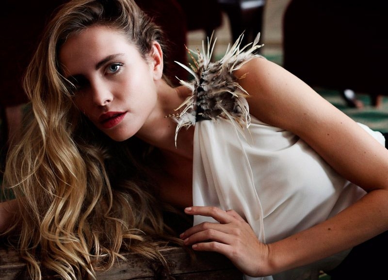 top blanco asimetrico con drapeado y plumas para invitada de boda fiesta evento coctel nochevieja de arimoka en apparentia