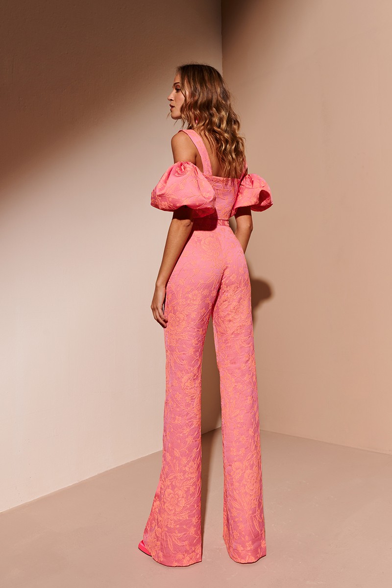  top corto en tejido brocado rosa con flores  naranjas para invitadas a boda, bautizo, comunion, graduacion