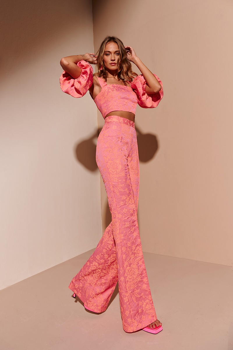  top corto de fiesta en jacquard brocado rosa con flores  naranjas para invitadas a boda, bautizo, comunion, graduacion