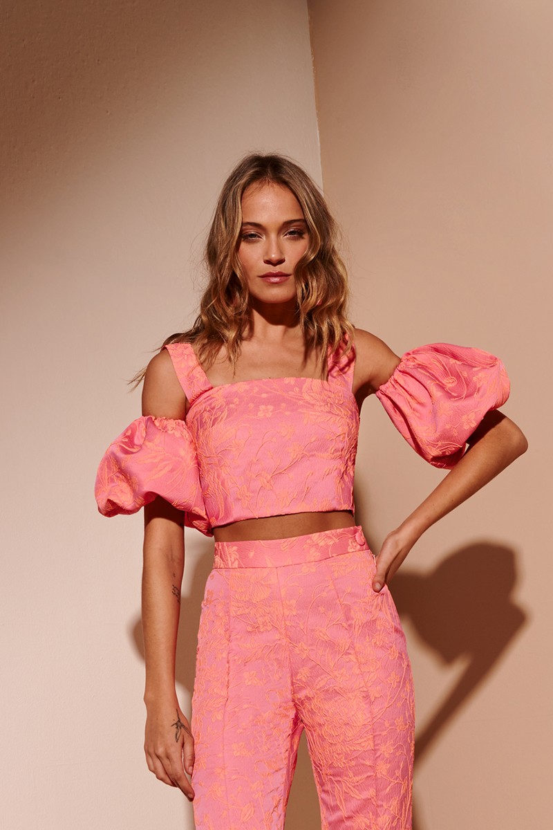 comprar online top corto en tejido brocado rosa con flores  naranjas para invitadas a boda, bautizo, comunion, graduacion