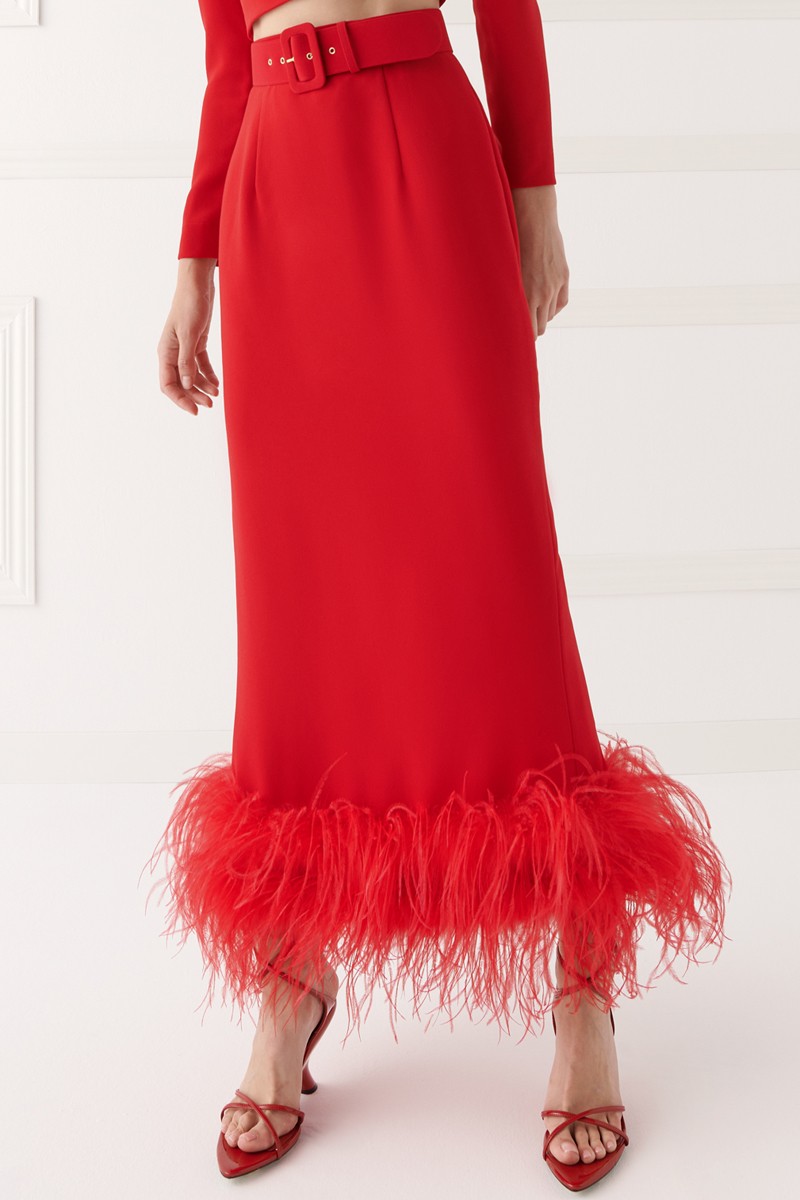 comprar online falda confeccionada en crepe rojo, recta con boas de plumas al tono para invitada a boda, fiesta, evento, invitadas, shoponline apparentia