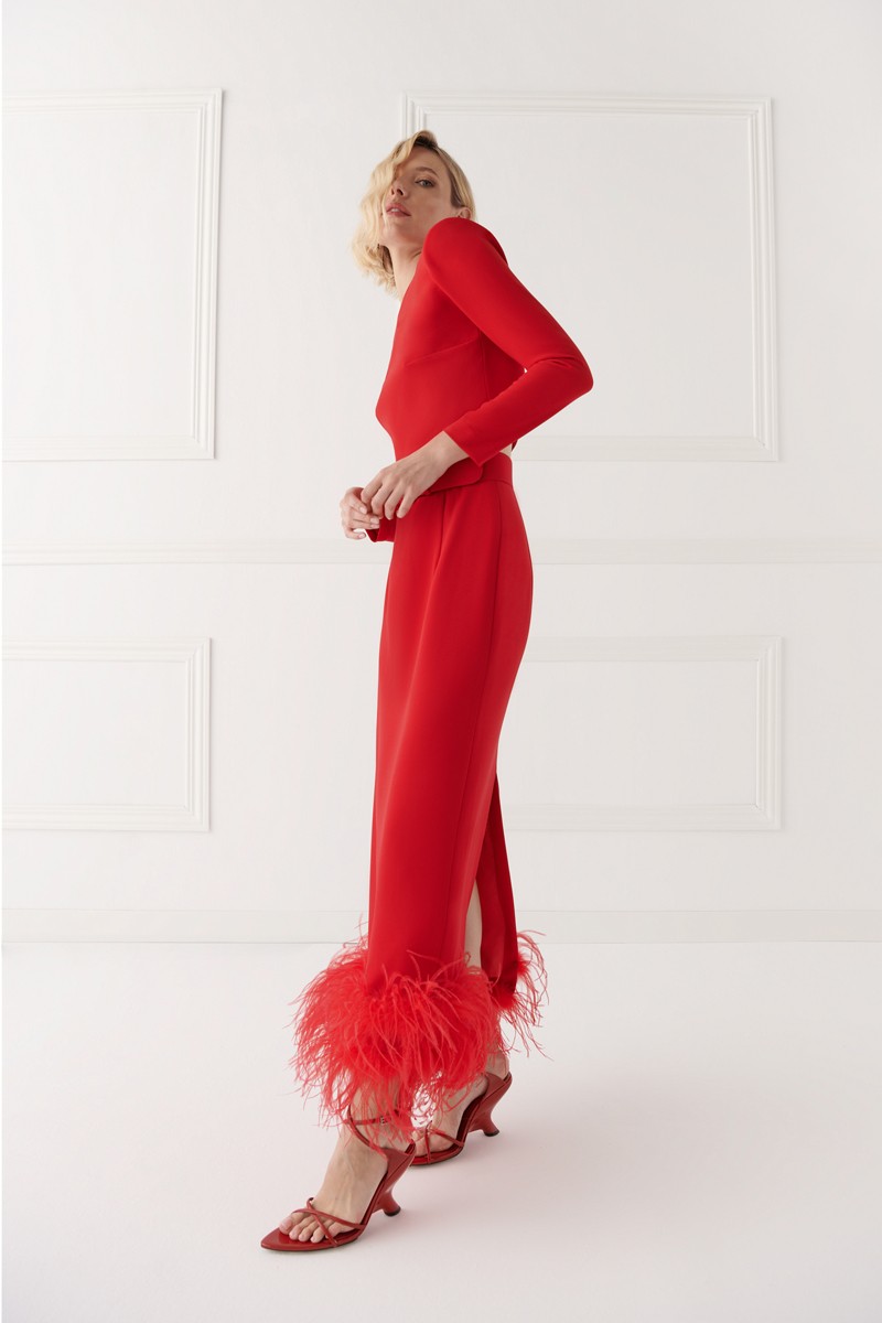 comprar falda de crepe rojo, recta con boas de plumas al tono para invitada a boda, fiesta, evento, invitadas, shoponline apparentia