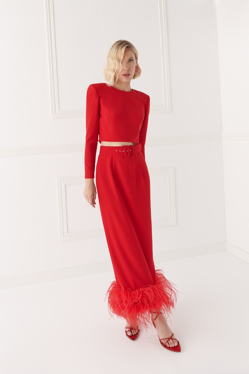 falda  en crepe rojo, recta con boas de plumas al tono para invitada a boda, fiesta, evento, invitadas, shoponline apparentia