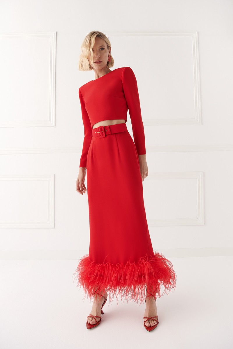 falda crepe rojo, recta con boas de plumas al tono para invitada a boda, fiesta, evento, invitadas, shoponline apparentia