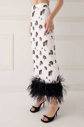 falda de fiesta midi confeccionada en lentejuela blanca con boas de plumas negra para invitada a boda, fiesta, evento, invitadas, shoponline apparentia