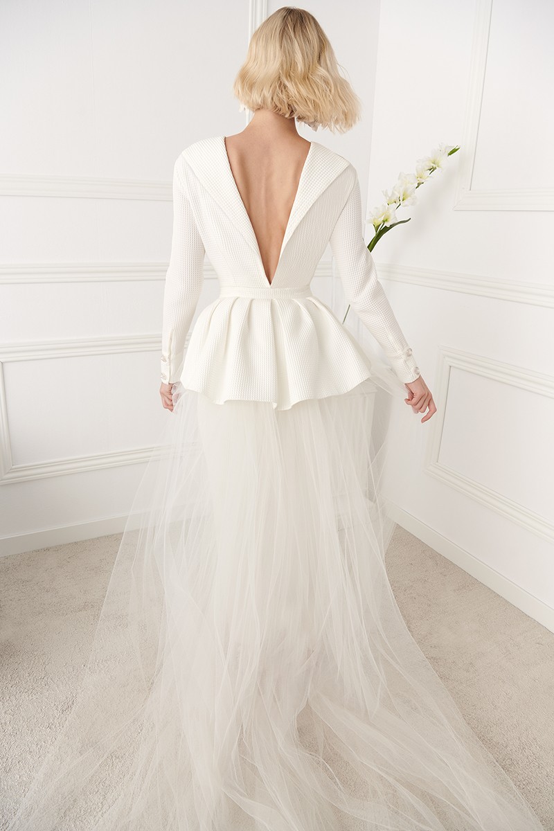 sobrefalda de tul con cintura y peplum trasero en piqué de color blanco de gran calidad  para novia civil