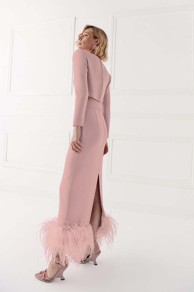 falda  en crepe rosa, recta con boas de plumas al tono para invitada a boda, fiesta, evento, invitadas, shoponline apparentia
