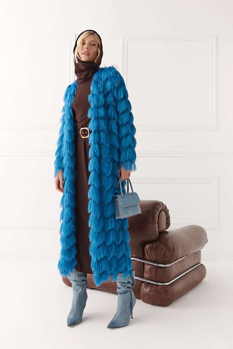 abrigo flecos efecto pelo en color azul para invitadas otoño invierno