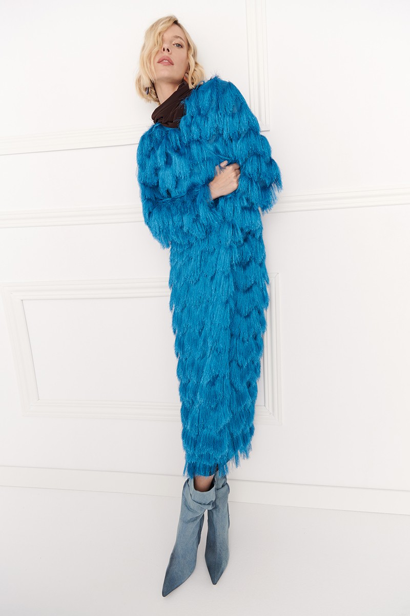 abrigo flecos efecto pelo en color azul para invitadas otoño invierno comprra online 2023