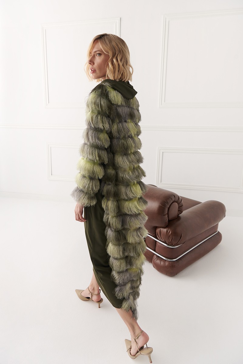 abrigo flecos efecto pelo en color verde para invitadas otoño invierno 2023