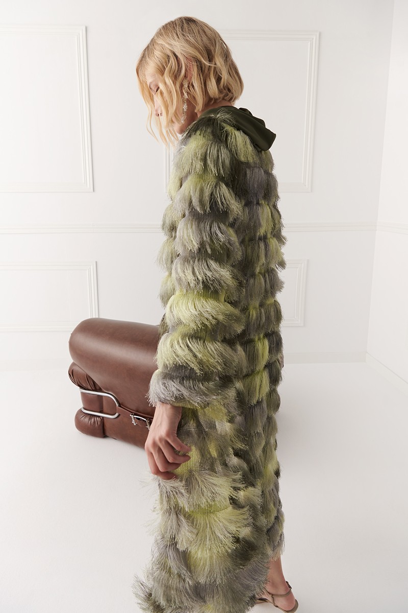 comprar online abrigo flecos efecto pelo en color verde para invitadas otoño invierno