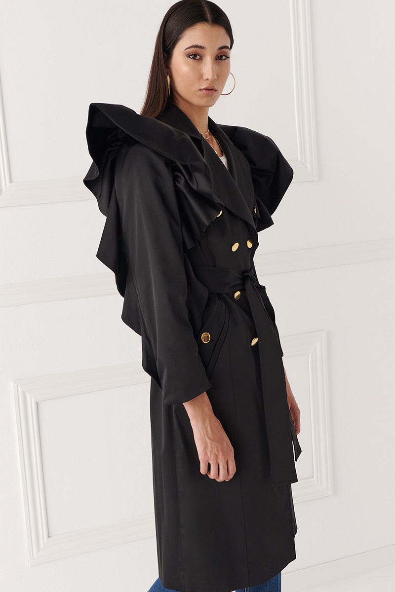 abrigo color negro  con volante en hombro y manga para otono invierno 2023 comprar online