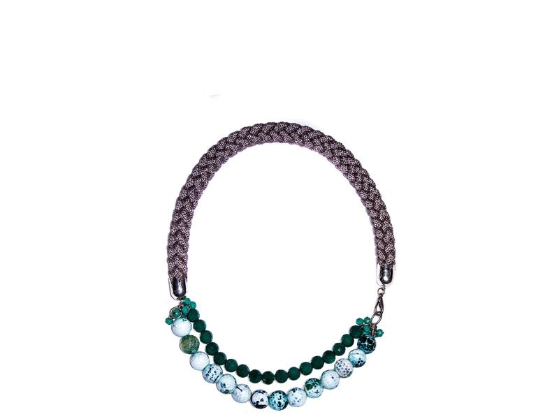 collar de piedras semipreciosas verdes y cordon trenzado de legorburu en apparentia