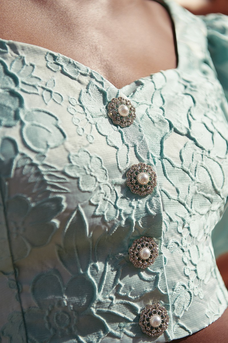 Top  con mangas abullonadas y botones joya en tejido brocado aguamarina ideal para invitadas boda de dia, o mama de  comunion o bautizo