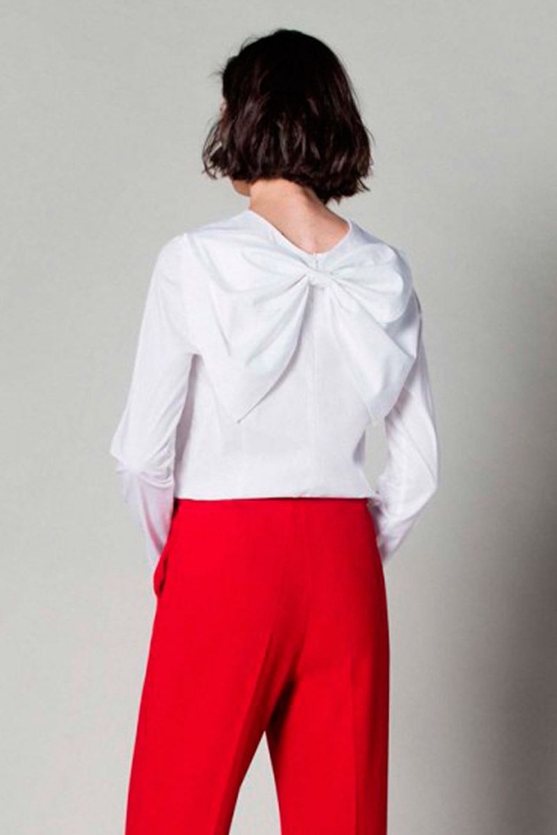 blusa blanca con lazo en la espalda de nubbe en apparentia
