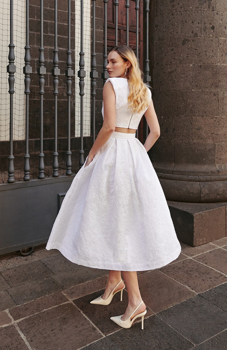 comprar online conjunto de falda blanca brocada de vuelo midi con top corto con para novia civil,  mama de comunion, mama de bautizo, fiesta, evento