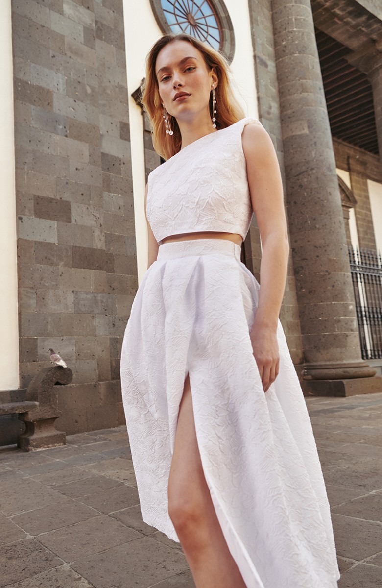 comprar online falda blanca brocada de vuelo midi con top corto con para novia civil,  mama de comunion, mama de bautizo, fiesta, evento