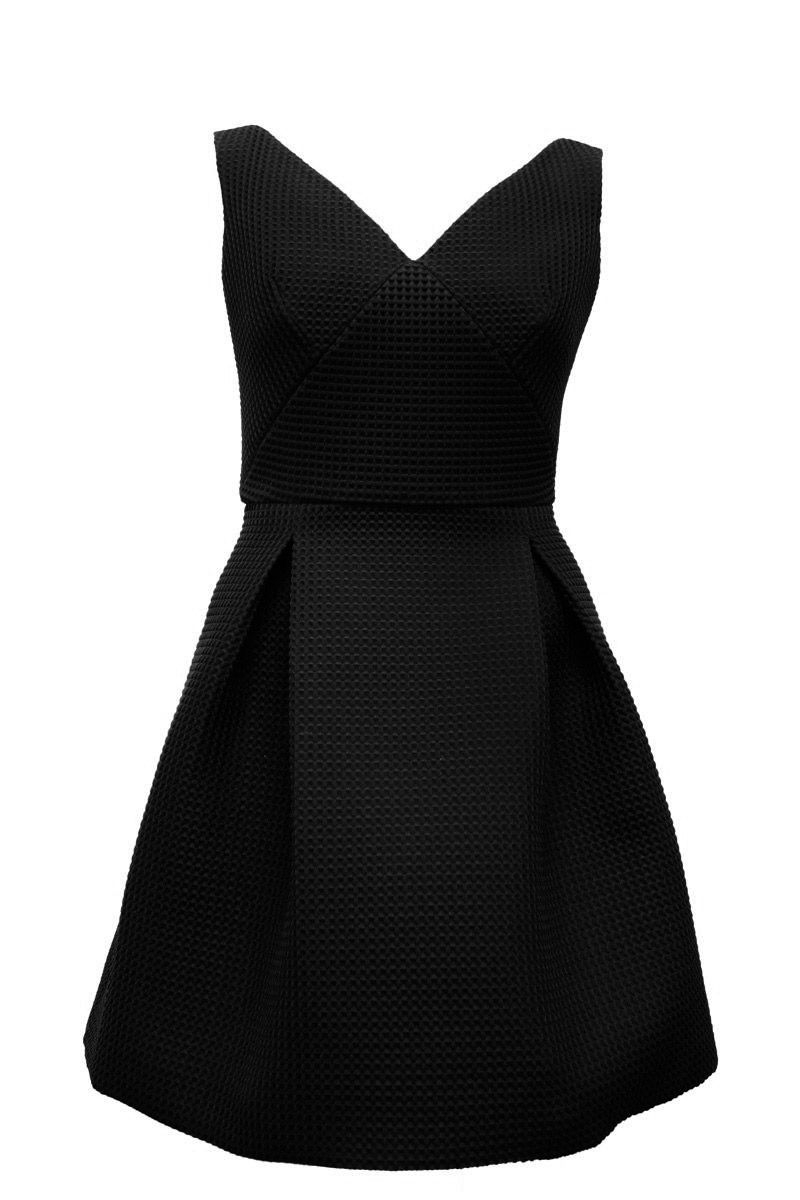 vestido negro de vuelo con tablas y escote en v para fiestas bodas eventos bautizo coctel de laura caicoya en apparentia