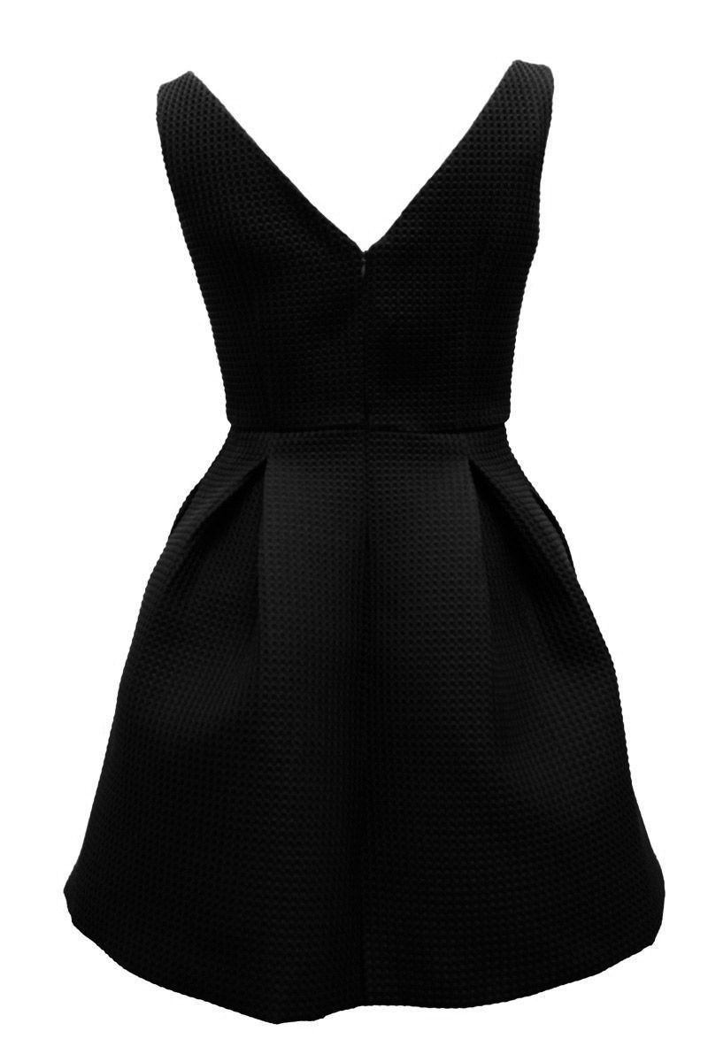 comprar online vestido negro de vuelo con tablas y escote en v para fiestas bodas eventos bautizo coctel de laura caicoya en apparentia