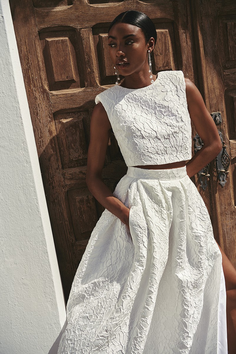 falda larga  abullonada confeccionada en un tejido jacquard de excelente calidad en color blanco con dibujo floral en relieve para novia, segundo vestido, boda