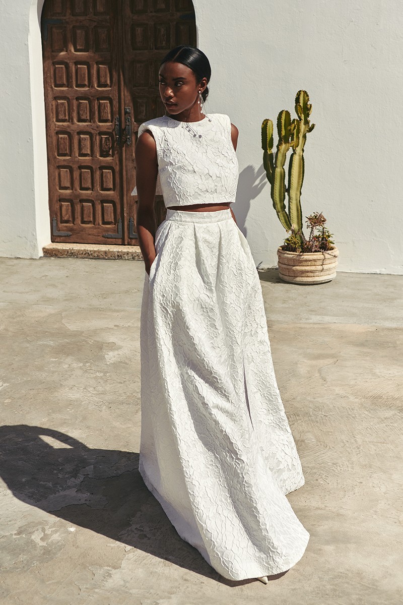 falda larga confeccionada en un tejido jacquard de excelente calidad en color blanco con dibujo floral en relieve para novia, segundo vestido, boda