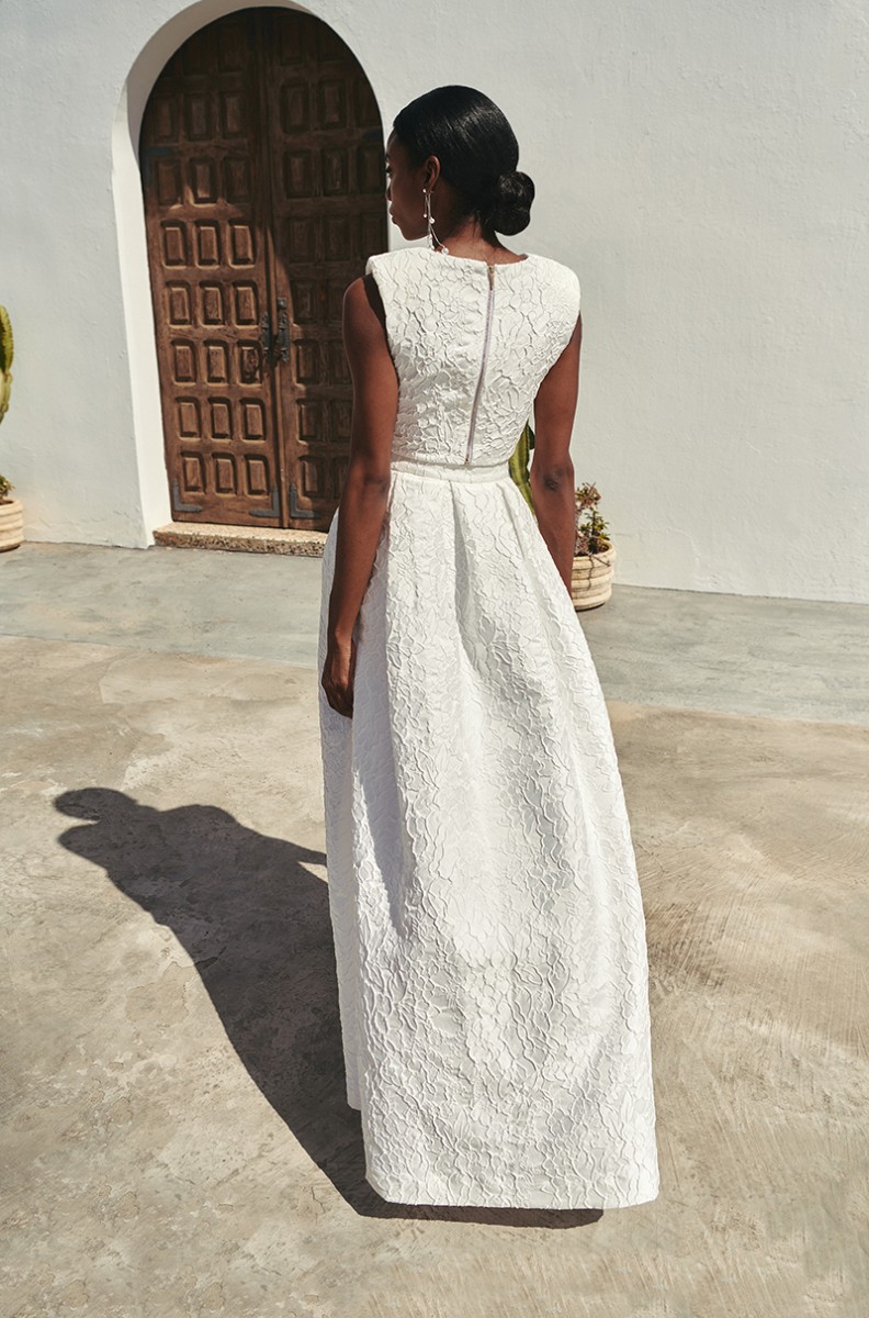 maxi falda larga confeccionada en un tejido jacquard de excelente calidad en color blanco con dibujo floral en relieve para novia, segundo vestido, boda