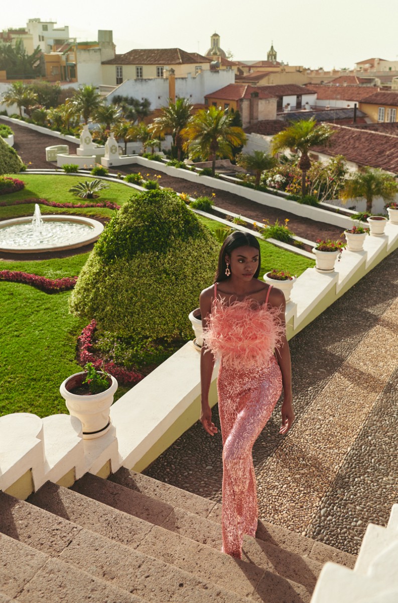 conjunto de pantalon palazzo en lentejuela coral  con top plumaselástico para invitada, fiesta, evento, boda, graduacion, online