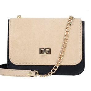 bolso beige y negro de ante de colgar con cadena y hebilla dorada de fiesta boda evento coctel de stella rittwagen en apparentia