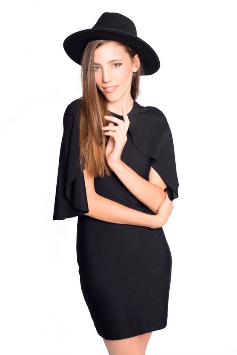 vestido de fiesta negro con capa y corte evase para boda evento coctel nochevieja de felipe albernaz en apparentia