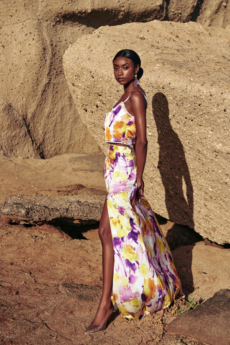 falda larga de satén con abertura estampado de flores  de gran calidad en tonos morados, amarillos lilas y blanco.